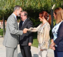 Su Majestad el Rey recibe el saludo de la presidenta de las Cortes de Castilla y León, Silvia Clemente